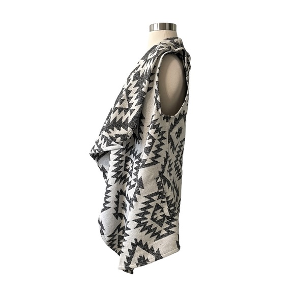 Me Jane Womens Tribal Pattern Vest w/ Pockets Size Large Gray & White in Color - Picture 4 of 6